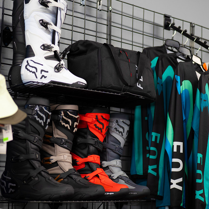 Botas jersey y accesorios en racks de la pared.