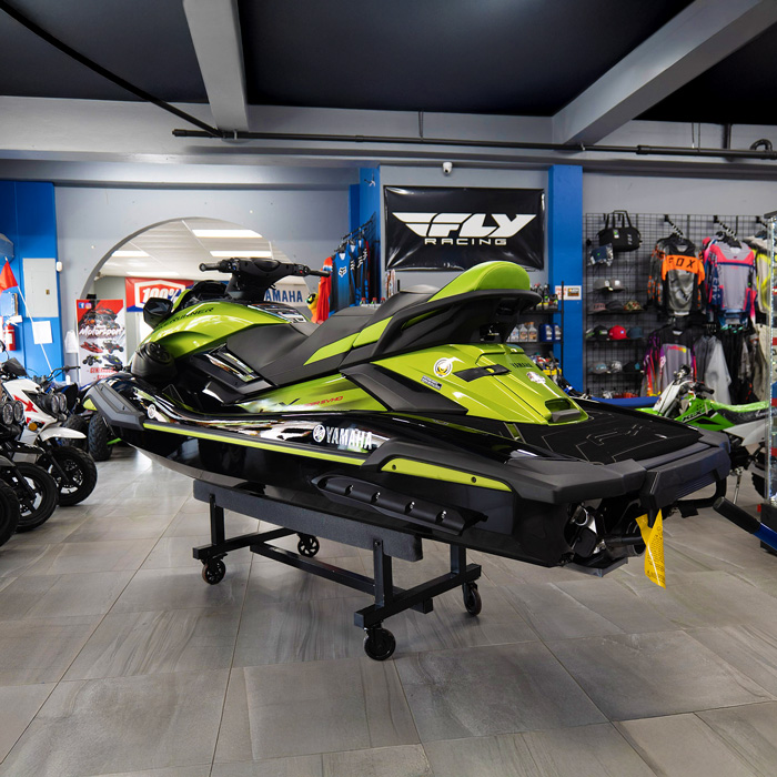 Yamaha Waverunner en exhibición dentro del showroom.
