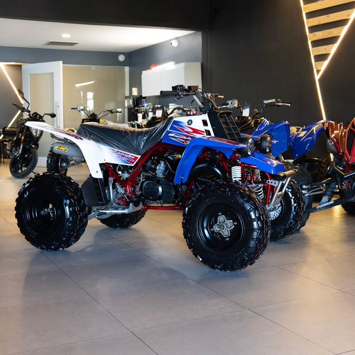 Banshee gris oscuro en el showroom.