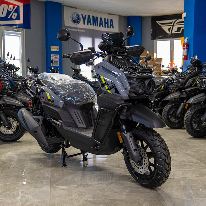 Chuma gris oscuro en el showroom junto a otros vehículos de motor.