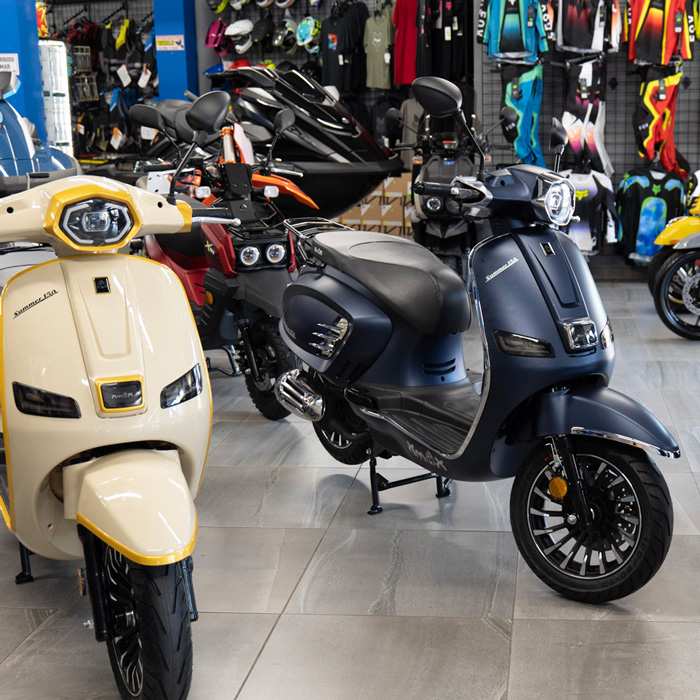 Motoras estilo Vespa en el showroom.